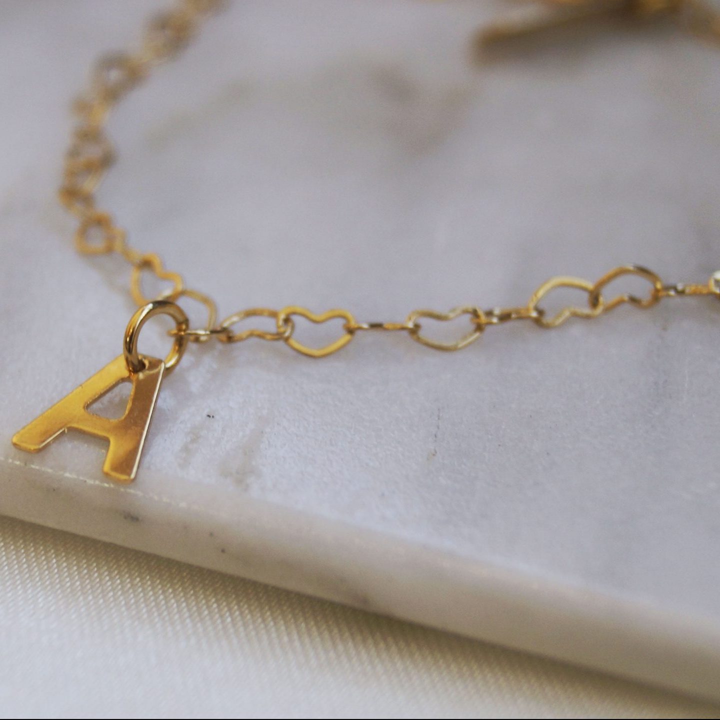 Pulsera eslabón corazones con inicial CHAPA DE ORO 18K