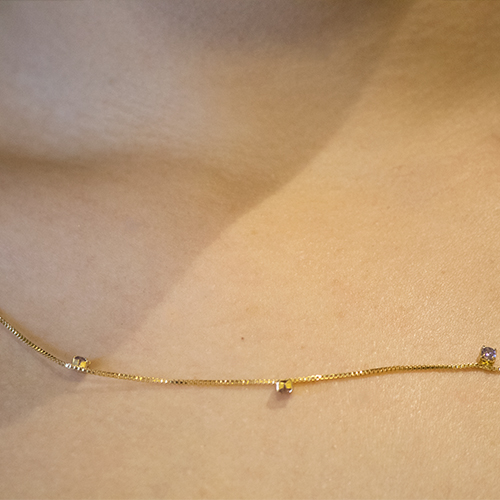 Golden Necklace With Small Brilliant – Chapa de Oro - Imagen 2